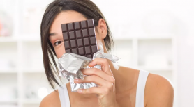 30g de ciocolată neagră cu 85% cacao consumate zilnic ne fac mai fericiți, arată un studiu